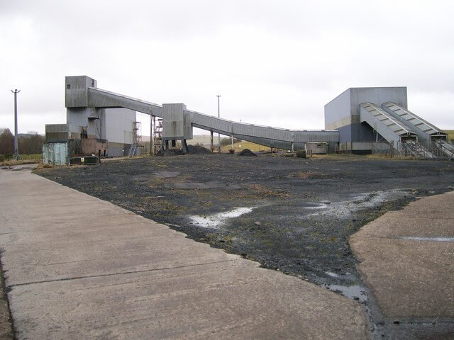 Coal and Crushing plant. Source: Eddie Bristow [CC BY-SA 2.0], via Wikimedia Commons